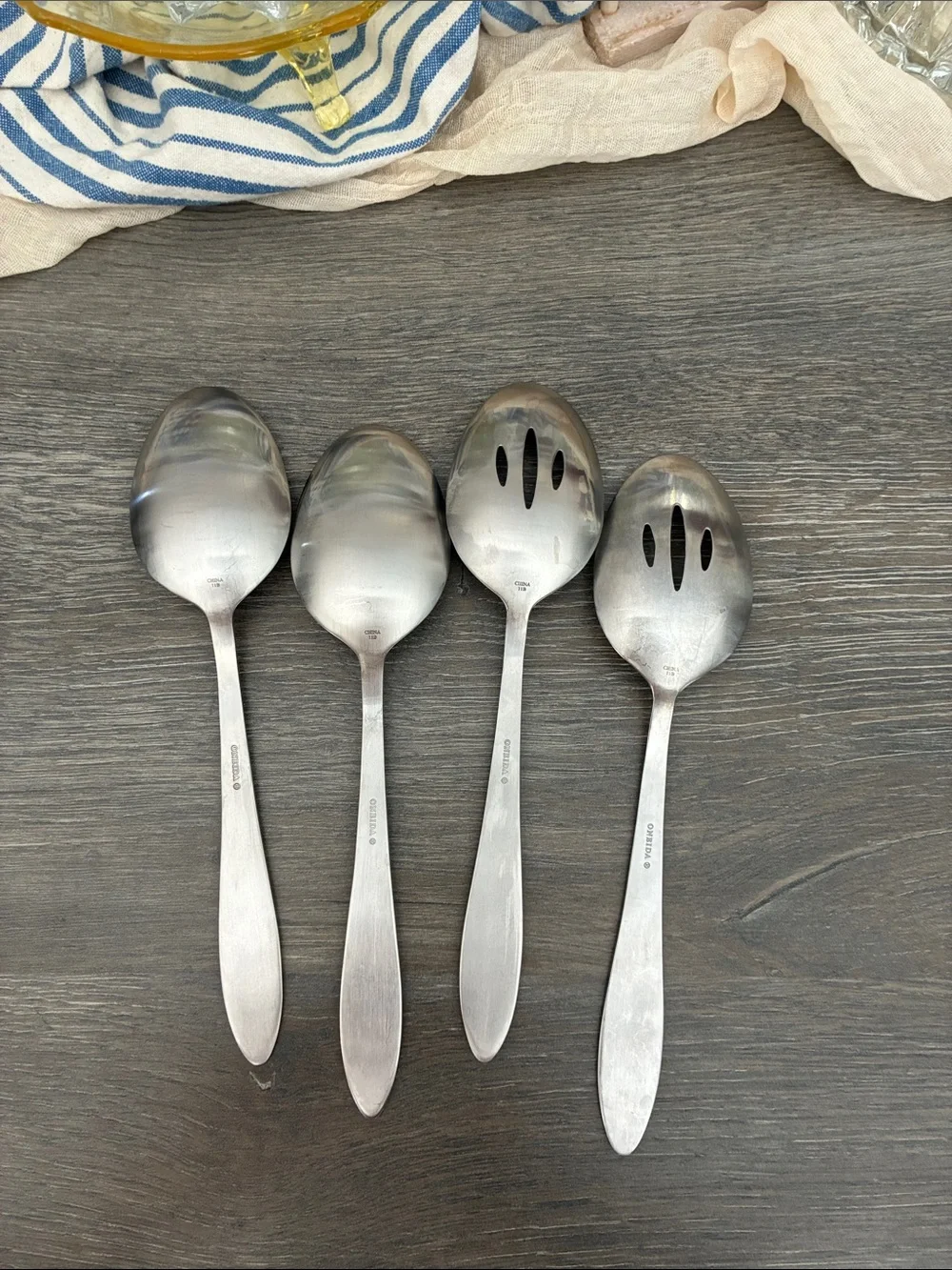 Oneida Flatware Stainless 47 pieces Sleek Satin Finish